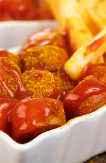 Currywurst mit Pommes